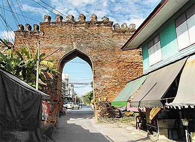 'An Old City Gate of Lopburi' by Asienreisender